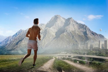 Koşu yapan genç bir adam. Karışık ortam.