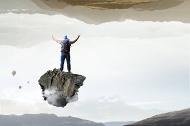 Uzun yürüyüşe çıkan kimse adam sopa ile. Karışık teknik