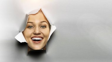 Yırtık bir kağıt deliğinden dışarı bakan kadın