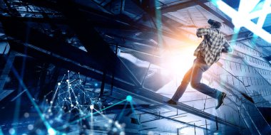 Adam sanal gerçekliği yaşıyor. Karışık ortam