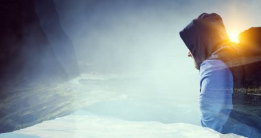 Sırt çantasıyla gezen bir turist