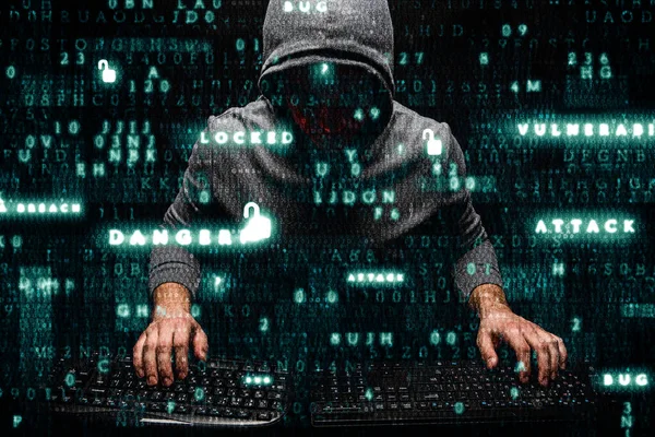 Hacker in hoodie donker thema — Stockfoto