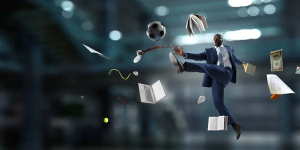 Fotballmann i aksjon med ball. Blandede medier – stockfoto