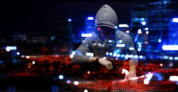 Hacker in felpa con cappuccio tema scuro — Foto Stock