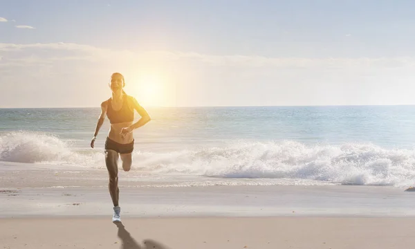 Sportvrouw uitgevoerd de race. Mixed media — Stockfoto