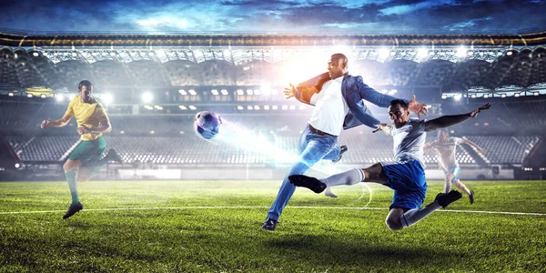 Fotbal în acţiune cu mingea. Media mixtă — Fotografie, imagine de stoc