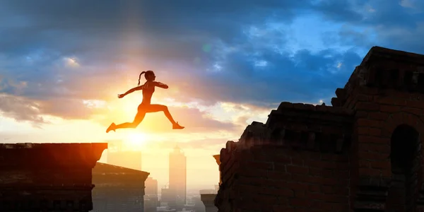 Kvinna löpare övervinna svårigheter. Blandade medier — Stockfoto