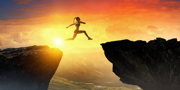 Бегунья преодолевает трудности. Смешанные медиа
