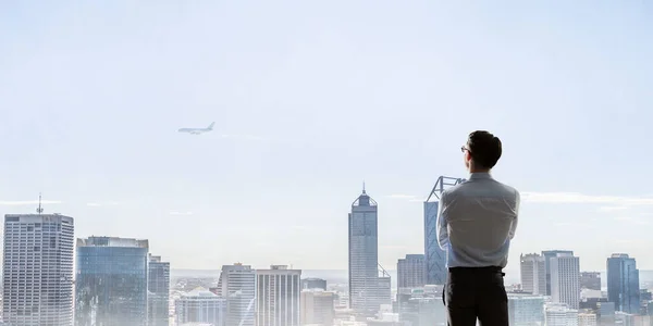 Jeune homme d'affaires travaillant au bureau — Photo