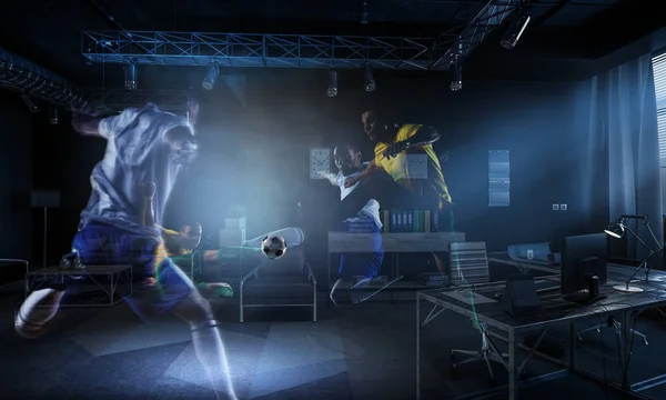 Real room VS Virtual Reality voetbalspel — Stockfoto