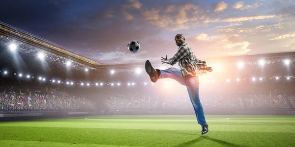 Hombre de fútbol en acción con pelota. Medios mixtos —  Fotos de Stock