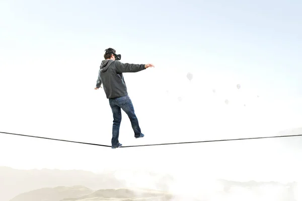 Zkušenost s virtuální realitou. Muž s náhlavní soupravou VR — Stock fotografie
