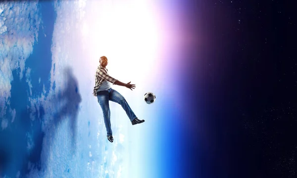 Soccer Man w akcji z piłką. Nośniki mieszane — Zdjęcie stockowe
