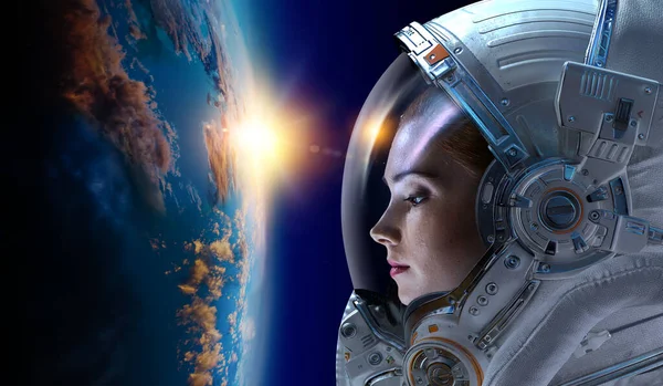Планета и человек в космосе — стоковое фото