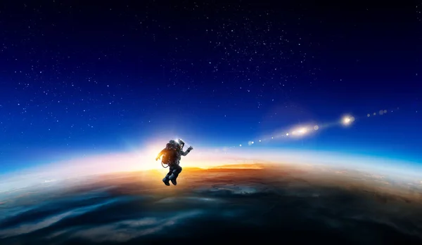 우주 개념 상의 인간 인 Spaceman and planet — 스톡 사진