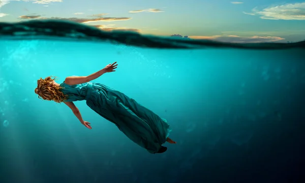 맑고 푸른 물에 여자 댄서 — 스톡 사진