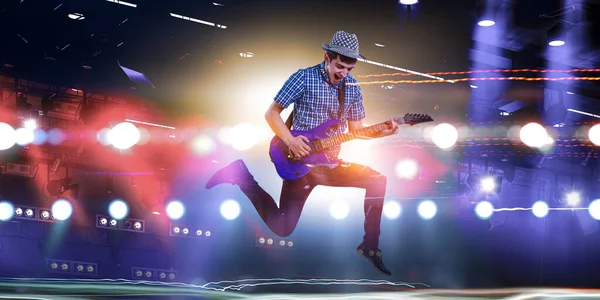 Gitarristen på konsert. Mixed media — Stockfoto