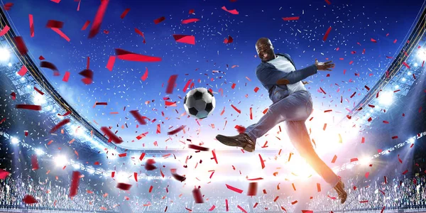 Hombre de fútbol en acción con pelota. Medios mixtos — Foto de Stock