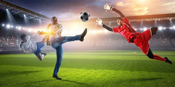 Hombre de fútbol en acción con pelota. Medios mixtos — Foto de Stock