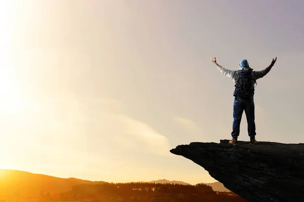 Hiker mannen i bergen. Mixed media — Stockfoto