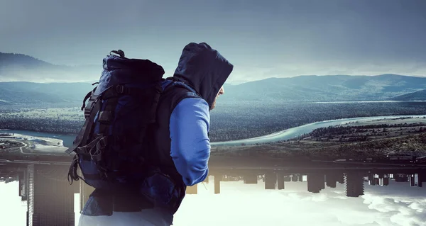 Turista viajante com sua mochila — Fotografia de Stock