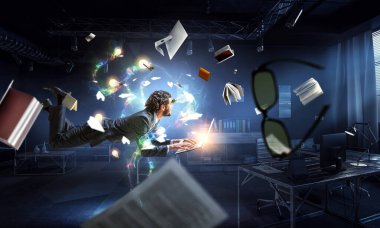 Adam uçar ve dizüstü bilgisayarda çalışır. Karışık ortam