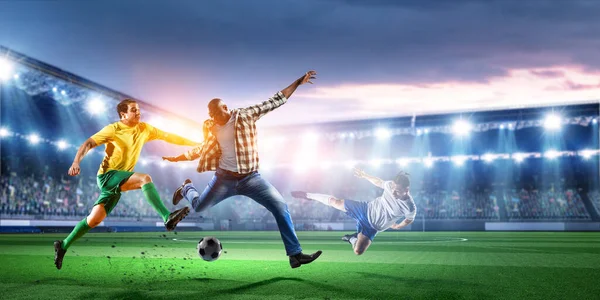 Hombre de fútbol en acción con pelota. Medios mixtos — Foto de Stock