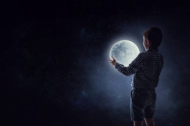 Geceleri ayı tutan çocuk