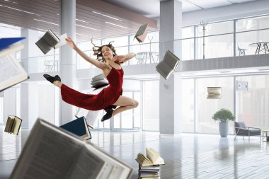 Ofis geçmişine karşı bayan dansçı.