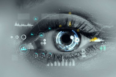 Tarama aşamasında kadın gözünü kapat