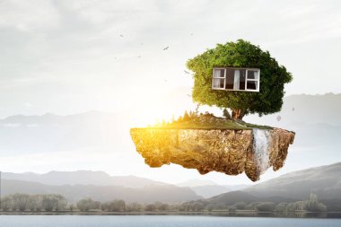 Yeşil çimlerin üzerinde Küçük Eko Evi