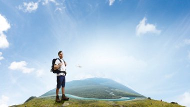 Genç gezgin dünya konseptini keşfediyor.