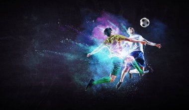 Futbol oynayan çocuklar topa vuruyor