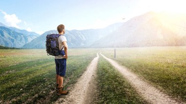Genç gezgin dünya konseptini keşfediyor.