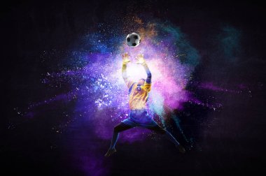 Futbol oynayan çocuk topa vuruyor