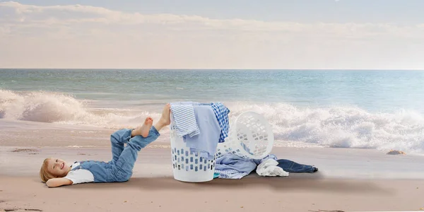 Niña feliz con ropa lavada — Foto de Stock