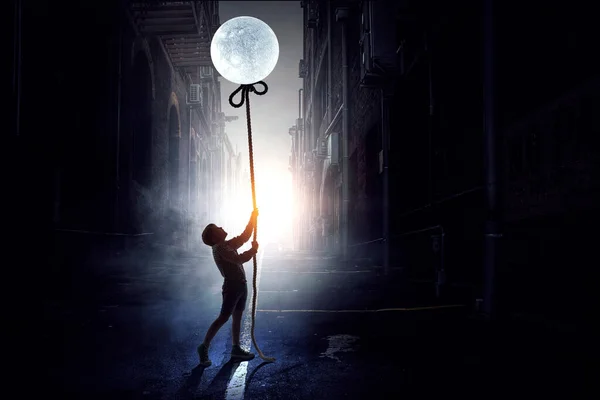 Хлопчик ловить Місяць. Змішані носії — стокове фото