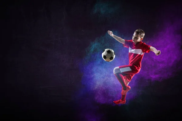 Αγόρι που παίζει ποδόσφαιρο χτυπάει την μπάλα — Φωτογραφία Αρχείου
