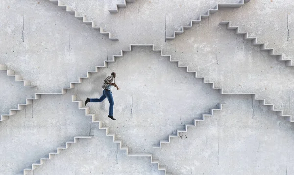 Üst katta yürüyen bir iş adamı resmi — Stok fotoğraf