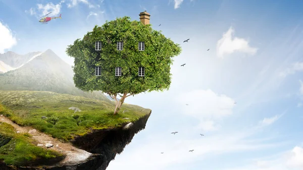 Kleines Öko-Haus auf dem grünen Rasen — Stockfoto