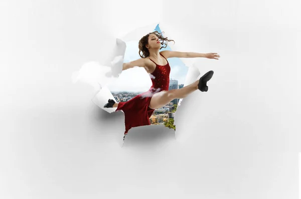 Dançarina a saltar através do papel — Fotografia de Stock