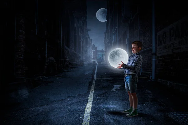 Ragazzo che tiene la luna di notte — Foto Stock