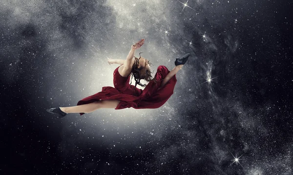 カラフルな背景を持つ女性ダンサー — ストック写真