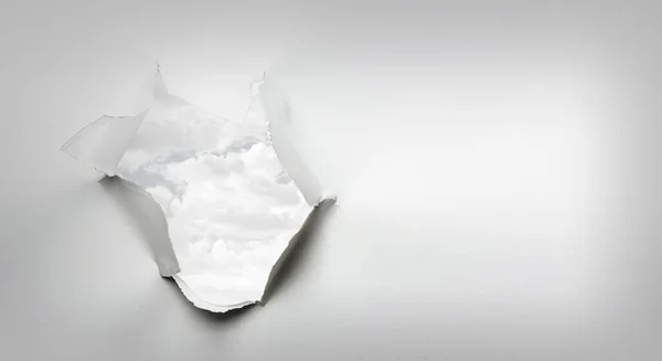 Lucht wolken door het gat — Stockfoto