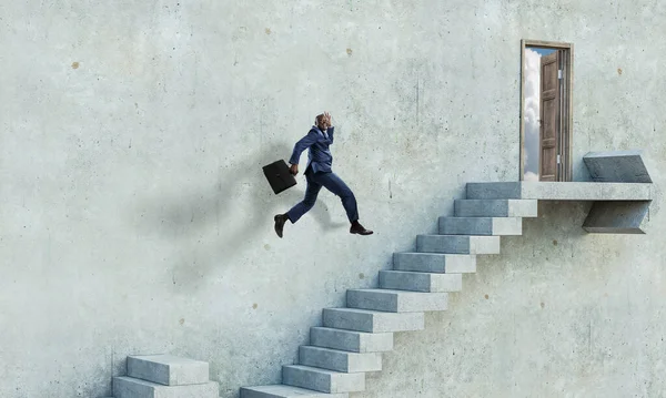 Изображение бизнесмена, идущего наверх — стоковое фото