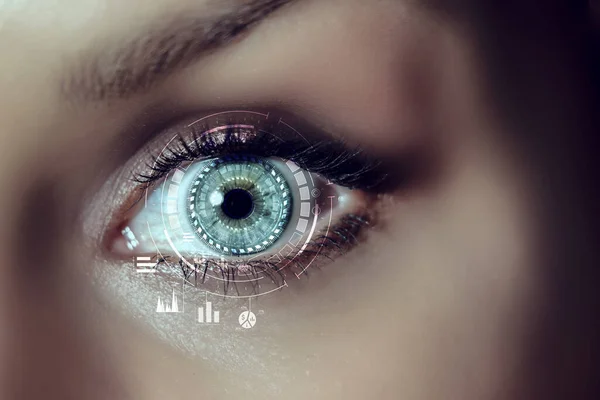 Fechar o olho da mulher em processo de digitalização — Fotografia de Stock
