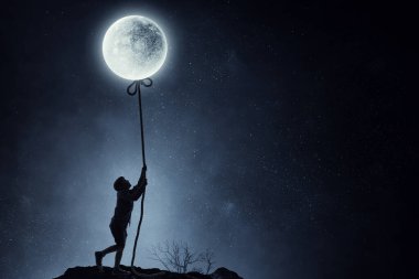 Çocuk ayı yakalıyor. Karışık ortam