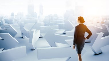 İş kadını ve labirent. Karışık ortam