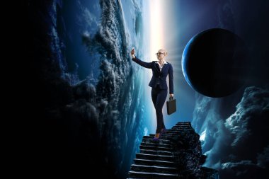 İş kadını uzay manzarasına karşı duruyor ve selfie çekiyor.