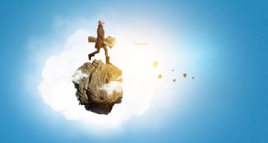 Alışveriş torbalarıyla ev hanımı. Karışık ortam